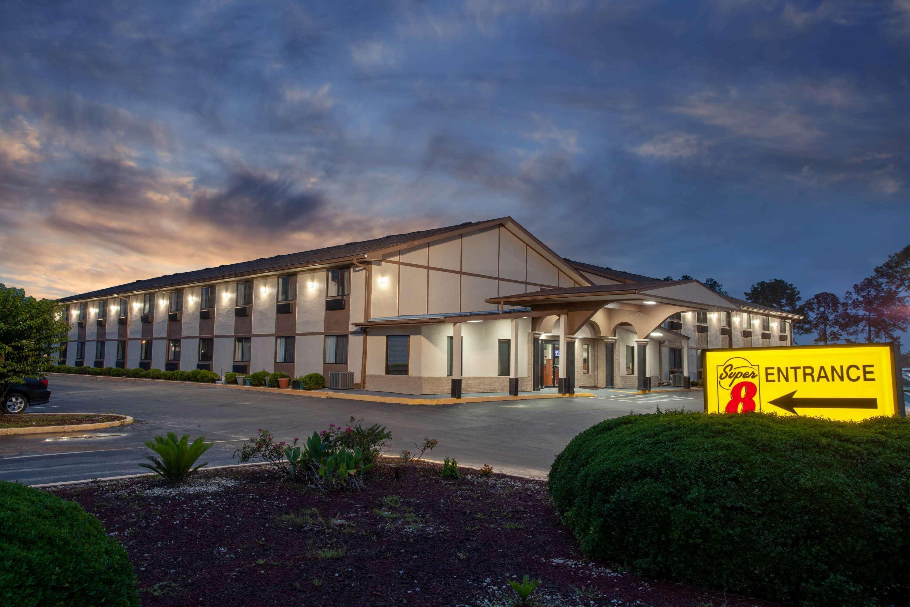 Super 8 By Wyndham Waycross Ga Motel Buitenkant foto